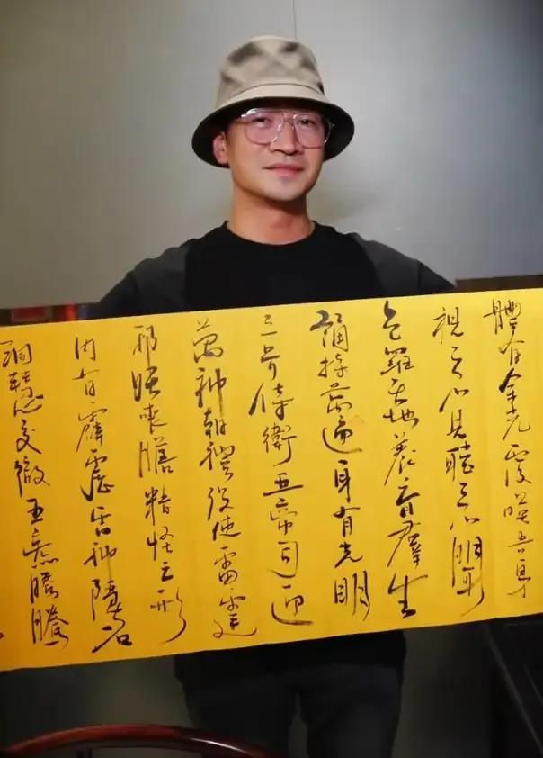 许荔莎手撕于正和许凯，最后的赢家居然是躺平的何晟铭。

这可不是空穴来风，看看许