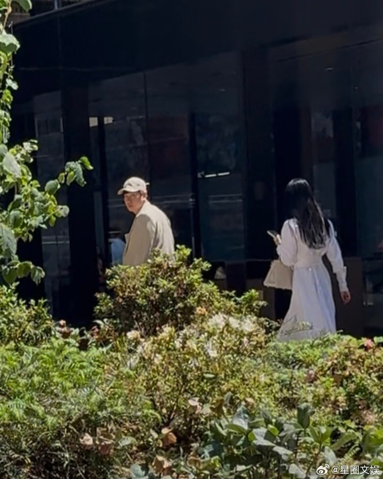 纽约街头偶遇林俊杰七七纽约偶遇林俊杰七七逛街 纽约街头偶遇林俊杰七七，参加完毕业