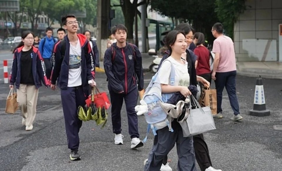 记者刚开口安慰考生说我已经考上了记者本打算安慰考完试的考生，没想到刚开口，就被对