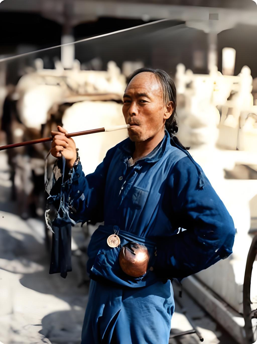 1910年代的街头，一位黄包车车夫正候在那里等活计。他身上的粗布衣裳带着常年劳作
