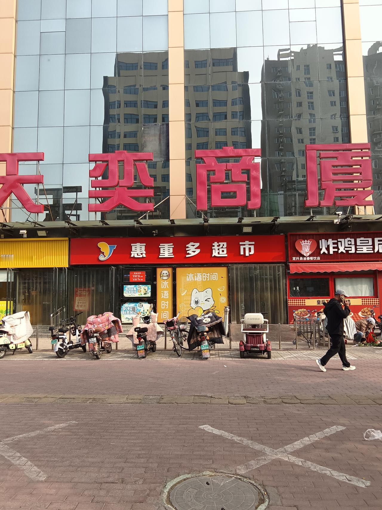 定兴城里天奕楼，
商铺林立客常游。
市井烟火眼前现，
闹市风光一眼收。
 
定兴