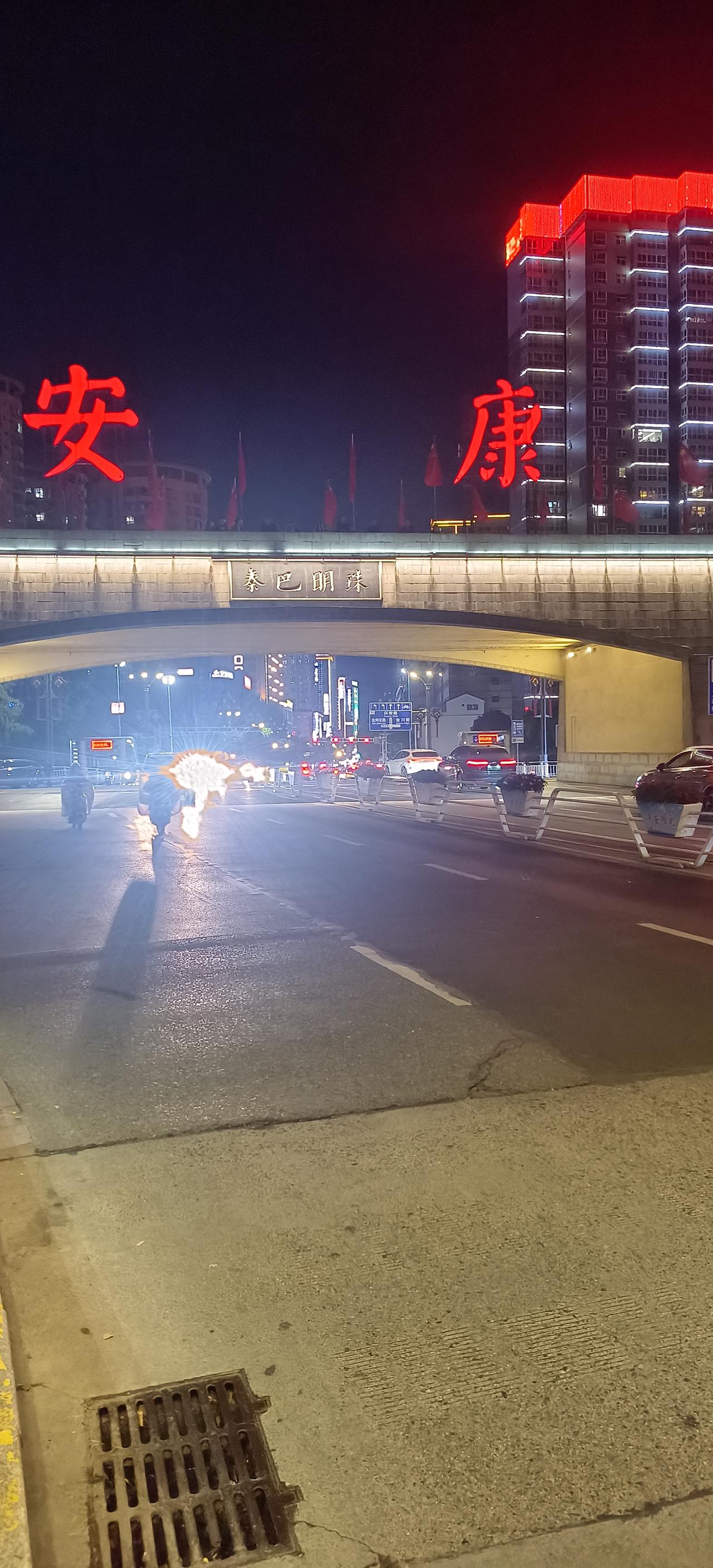 一座五线小城骤然走红，有人说这儿的景致神似上海滩，也有人说像香港的维多利亚港，可