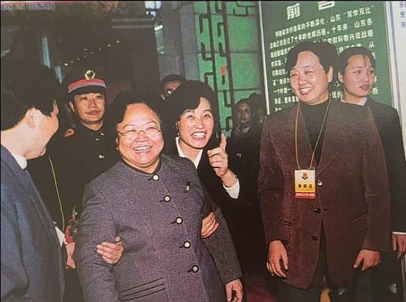 1999年，全国妇联主席彭珮云同志参观全国“双学双比”十年成果展的山东滨州展区，