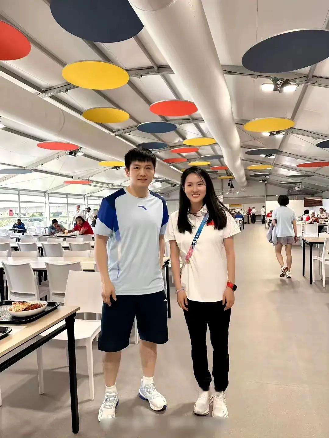 樊振东陈若琳巴黎食堂合影好养眼啊！以前没有觉得樊振东帅，感觉他像小孩子一样，谁成