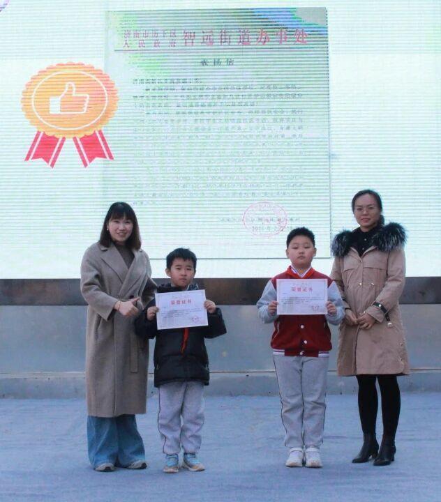 近日，济南市历下区智远街道办事处向济南高新区丰奥嘉园小学发来表扬信，对该校二年级