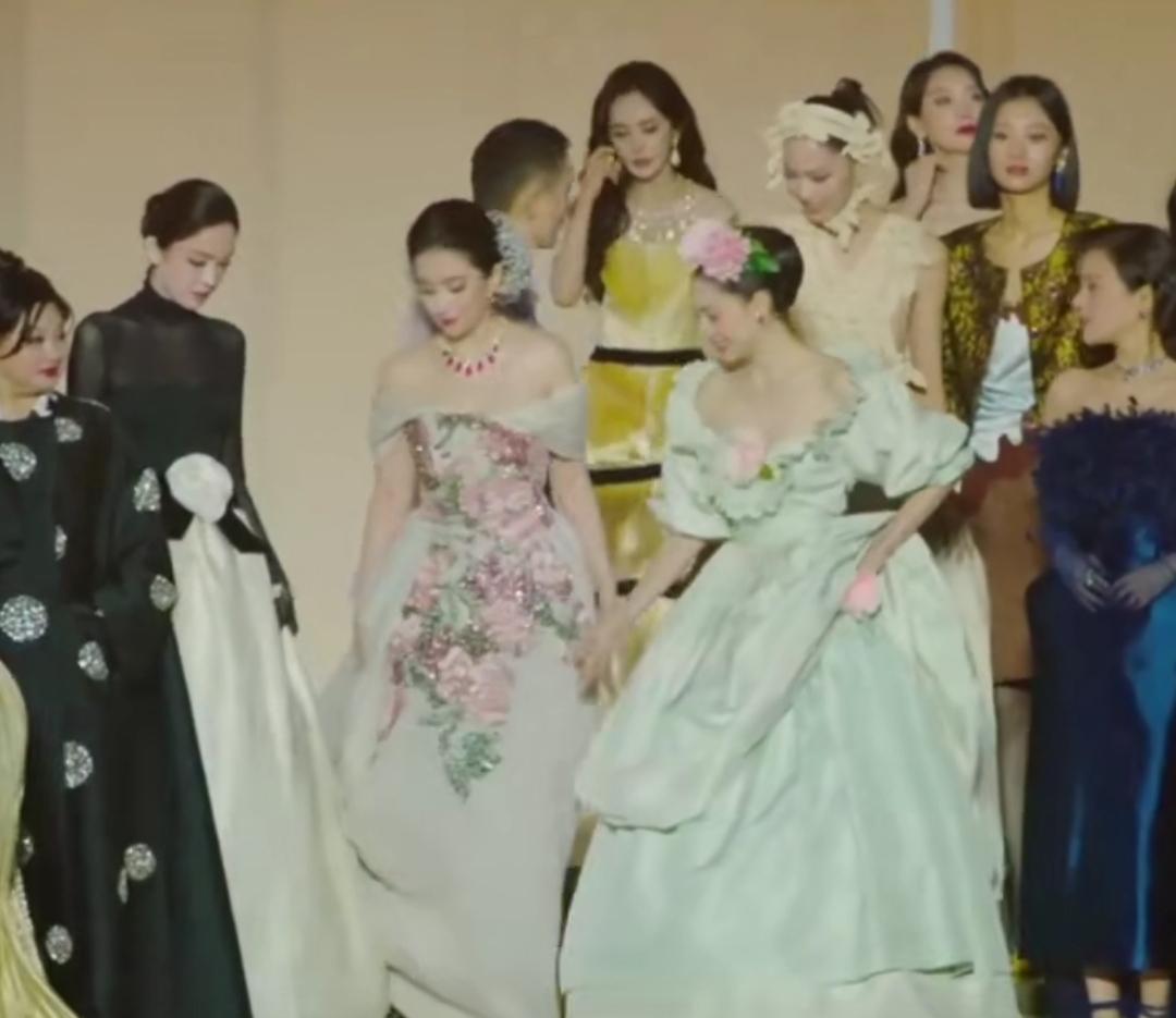 说实话，钟楚曦被骂是真的不冤枉，和旁边的马思纯距离还能站多一个人。
虽然钟楚曦的