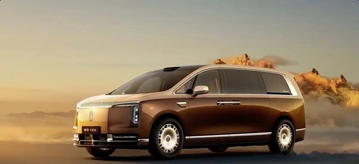 【5.5米长的国产MPV，尊界V800官图发了，预售160万起】6月8日，余承东