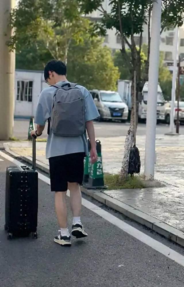 中小学生沉迷手机难管教，无数家长熬到头痛，根源到底在哪里？