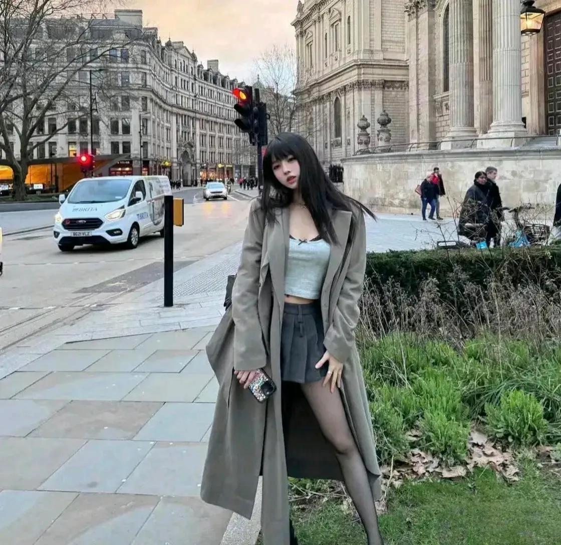 汪峰的女儿真是憋坏了，她骨子里就是一个向往成熟大胆的女孩，可在18岁之前却不敢穿