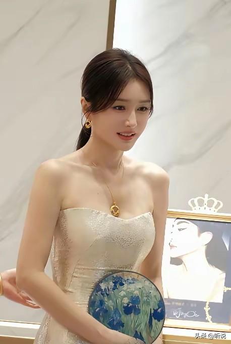 还是秦岚漂亮，怪不得能谈姐弟恋