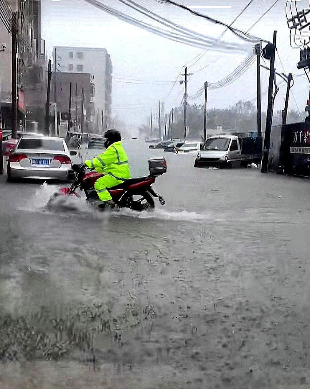 中国大陆广东省汕尾大雨，海丰县城积水严重，车辆死火不要二次打火，不然保险不赔， 