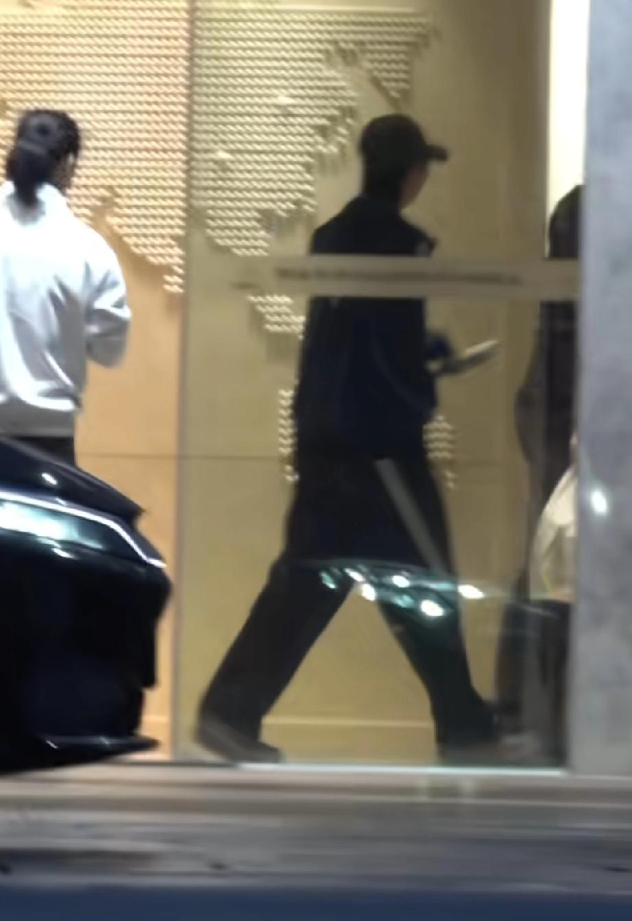 成都国乒训练基地，王曼昱晚上与徐奕、白思文一起坐车返回封训公寓。曼昱还带着帽子，