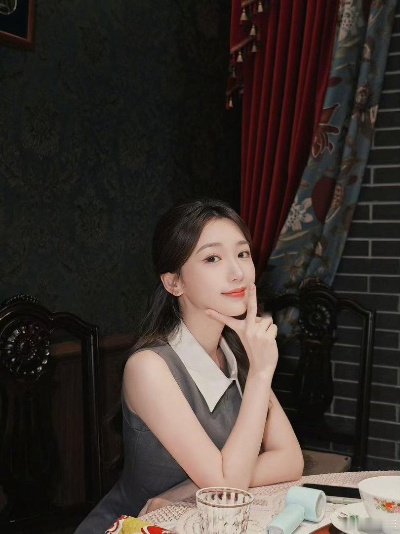 毛晓彤已到最佳赏味期毛晓彤杀青照肥嘟嘟的杀青物料惊喜不断，相册存货多到“肥嘟嘟”