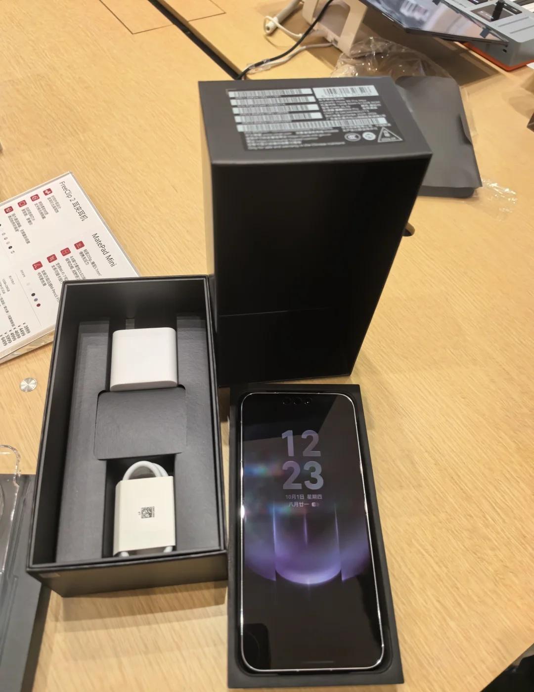 mate90ProMAX 第一天就拿到啦
质感挺好的，颜值爆表[赞]华为Mate