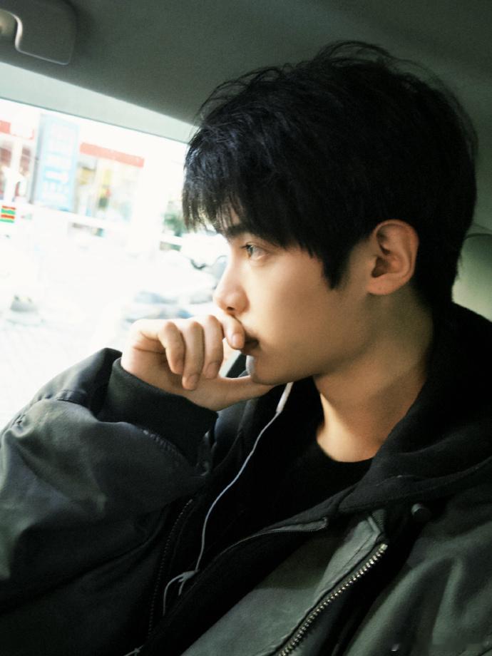 #黄明昊记录落日##黄明昊车内胶片感大片#黄明昊以落日为衬托，车内胶片感大片展现