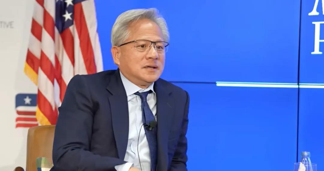 黄仁勋那身黑皮衣，终于还是挤上了空军一号！这哪是坐飞机，分明是救命来了

咱今儿