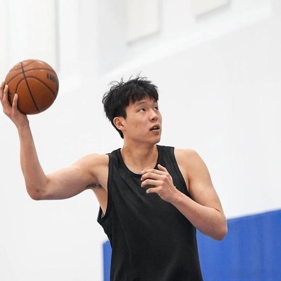 《3年4400万！1年250万！开拓者连续签约中锋，杨瀚森16顺位要悬？杨瀚森可
