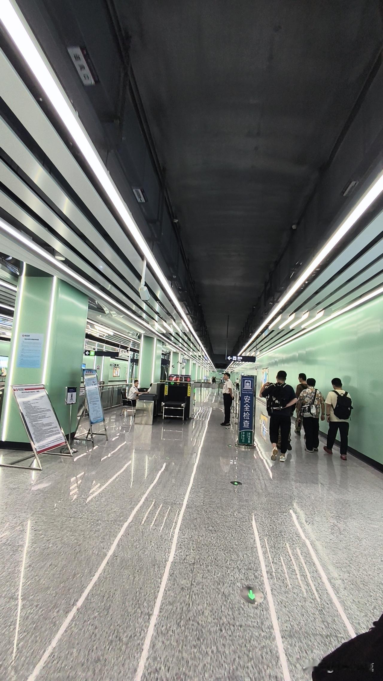 明天就是国庆假期，今天特意绕路去坐了趟地铁六号线，体验感直接拉满。
往常早晚高峰