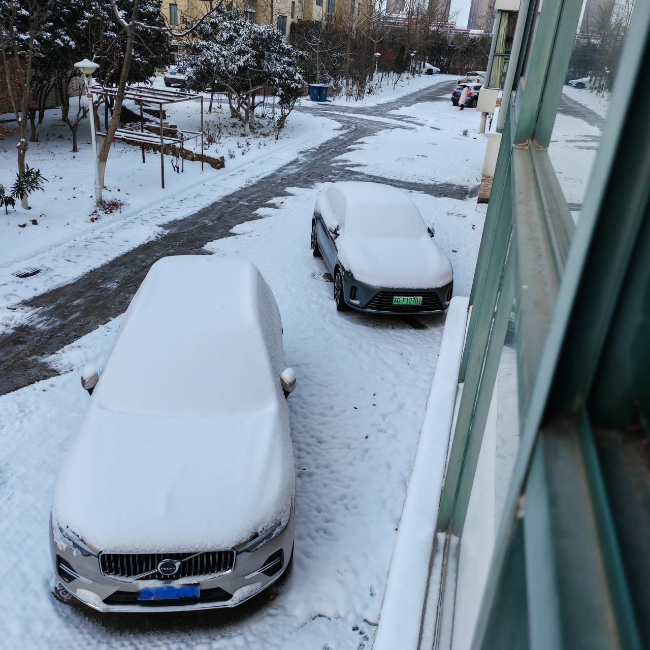 连云港前几天下雪了，在本地应该算是大雪了，中小学还停了两天的课。
还好没有多大的