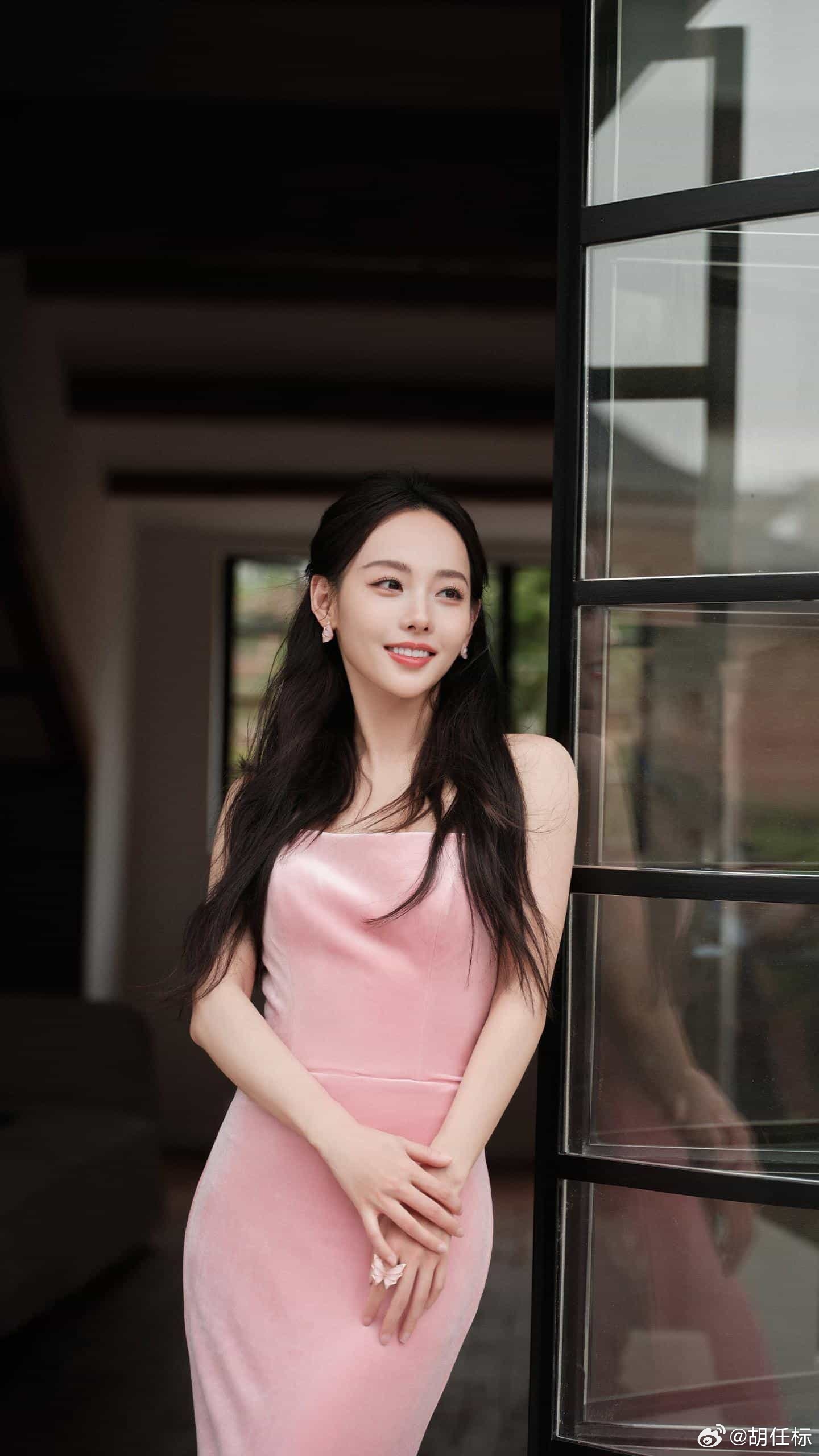 人生 女：妈，我不想上班了。妈：不想上就不上。女：不上班没钱花。妈：没钱花就回家