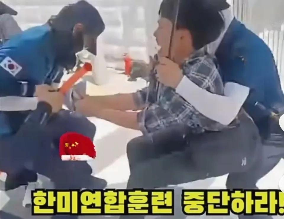 韩国一男子强闯驻韩美使馆，男子在强闯的时候高喊，“反对韩美联合军演”。可以看到男