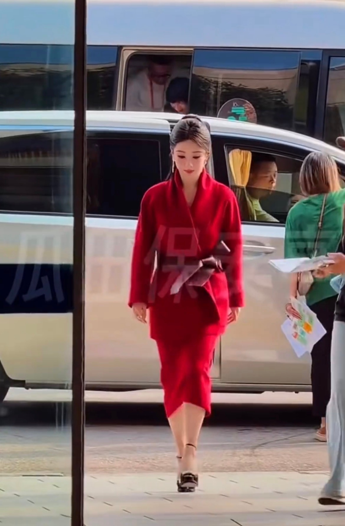 紫粉平时嘴硬其实心里也知道老紫时尚表现力是脚底板级别，自己敏敏肌别怪素人编辑和热