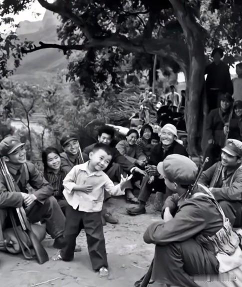 军民鱼水情

什么是军民鱼水情？这张七十年代的老照片很好的诠释了这一点，这是70