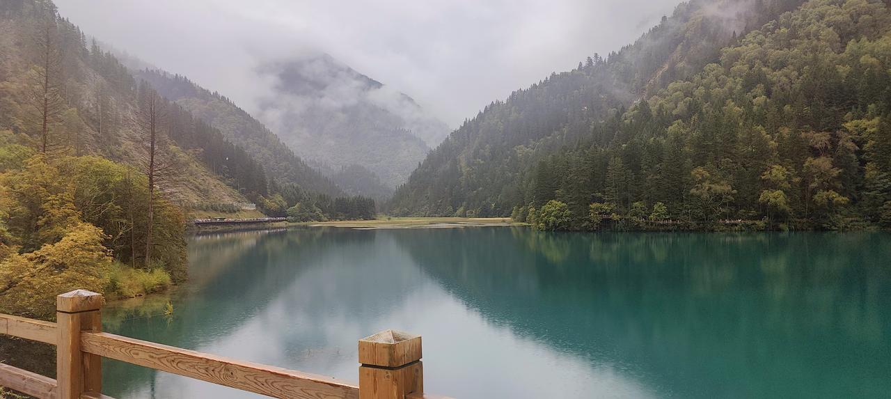 山间烟雨朦胧，仙境般的九寨九寨沟 秋天九寨沟风景 烟雨宛若仙境