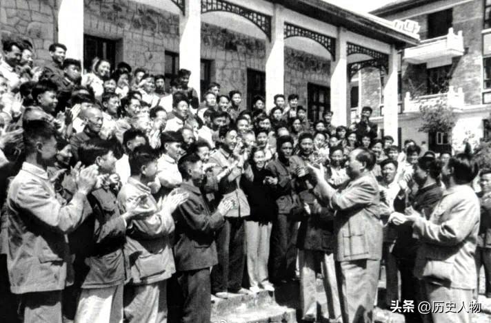 1965年5月29日下午，毛主席在井冈山茨坪亲切接见根据地干部群众。回望他历经的