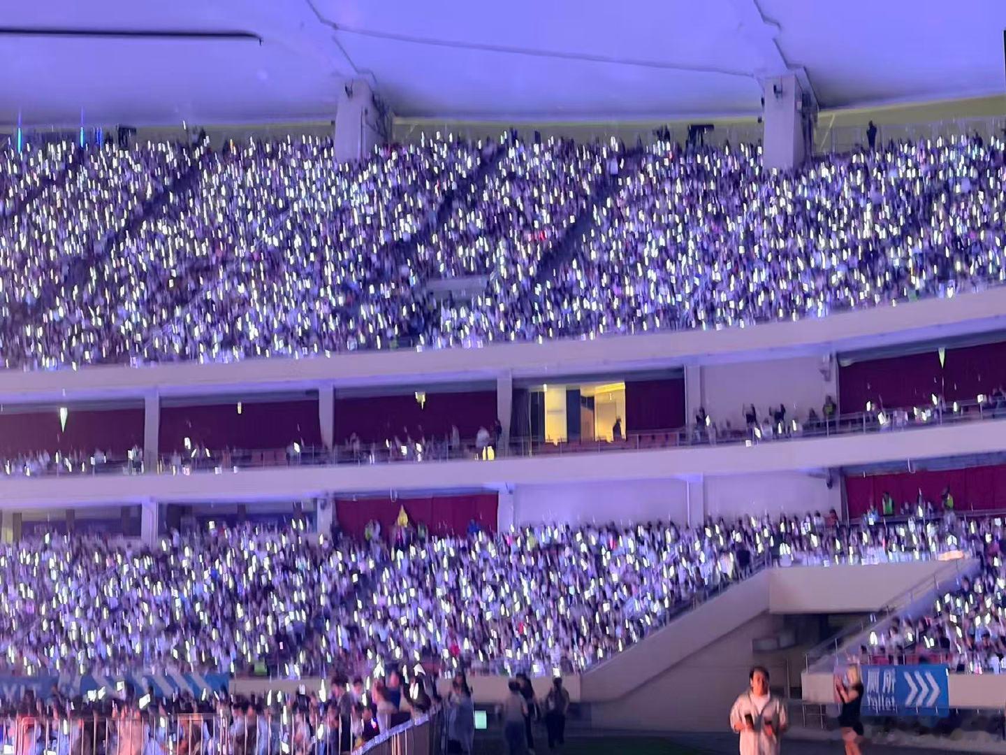 潘玮柏上海演唱会上座率潘玮柏上海演唱会人气不愧是潘帅，上海站上座率亮眼，满场歌迷