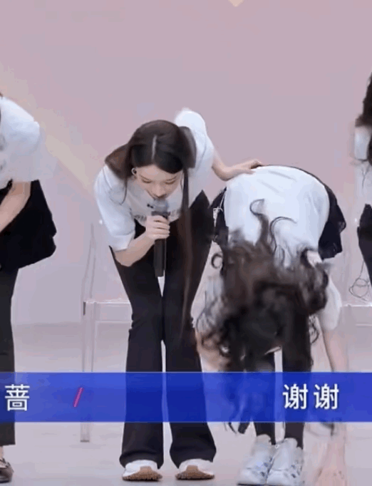 萧蔷跪地被代斯一把抱住 一边喊怎么回事一边冲上去，代斯好慌。 