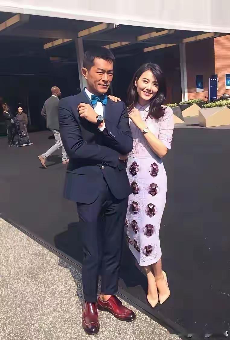 古天乐身边的美女是谁？
你们认识她吗？
她的身材很苗条，很漂亮，很有女人味，有气