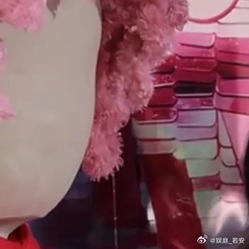 唐嫣到上海参加线下活动，是她代言的品牌芬迪快闪店的开幕活动，唐嫣到达快闪店之后，