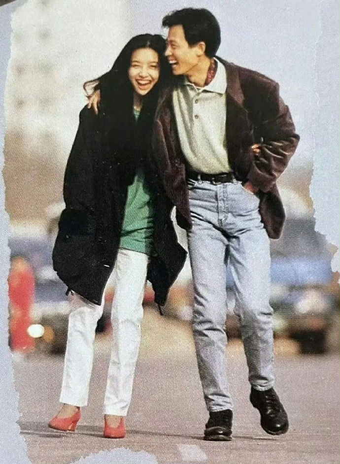 王志文和江珊当年的街头一抱是多少人的青春啊...... 