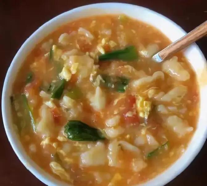 刷到第N条“婆婆吃完疙瘩汤把碗底刮得反光”时，我直接笑出声。

画面永远是暖光厨