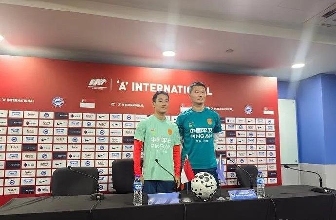 国足明日19:30客场对阵新加坡，主帅邵佳一携韦世豪出席赛前发布会。国足 谈及新