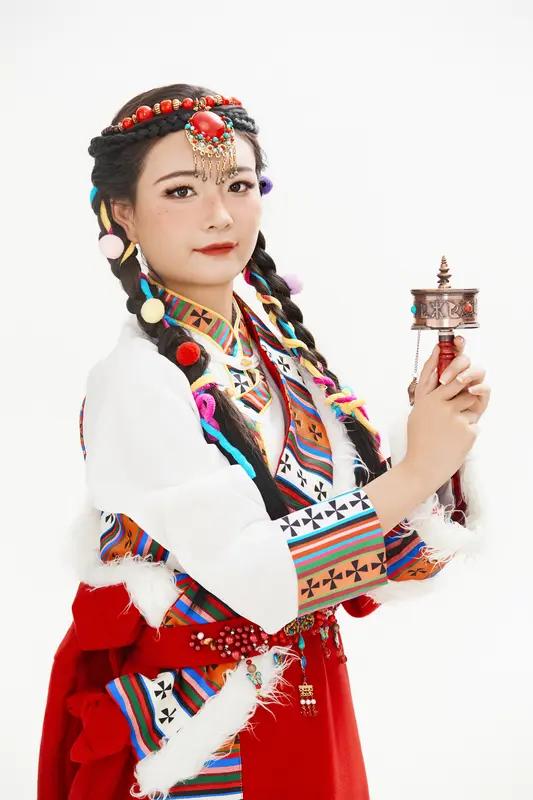 藏族歌曲总能让人听出天籁之音，原因可太多了。从旋律上看，它融合了藏区独特的五声音