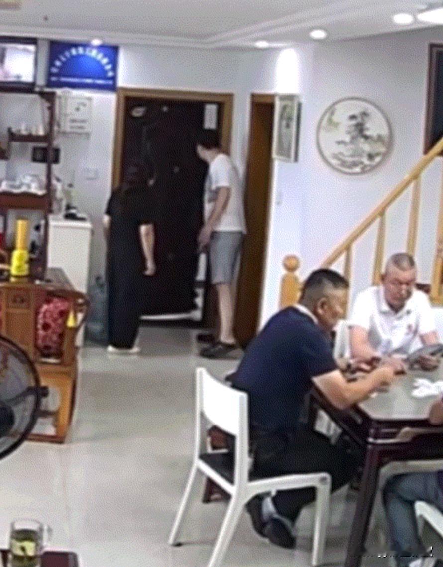 万万没想到，江苏，一小伙只身在外闯荡多年后突然回家，本是想着给父母一个惊喜，结果