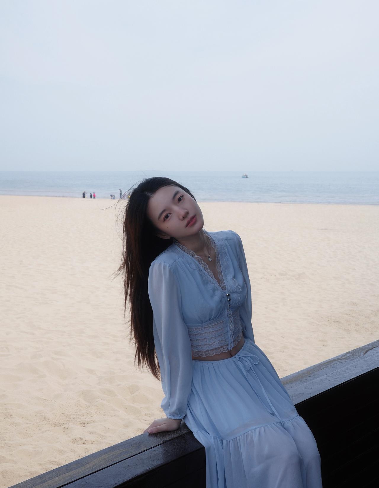 背影留给喧嚣，目光投向无垠，
像海一样安静，像沙一样自由，
不是所有沉默都叫孤独