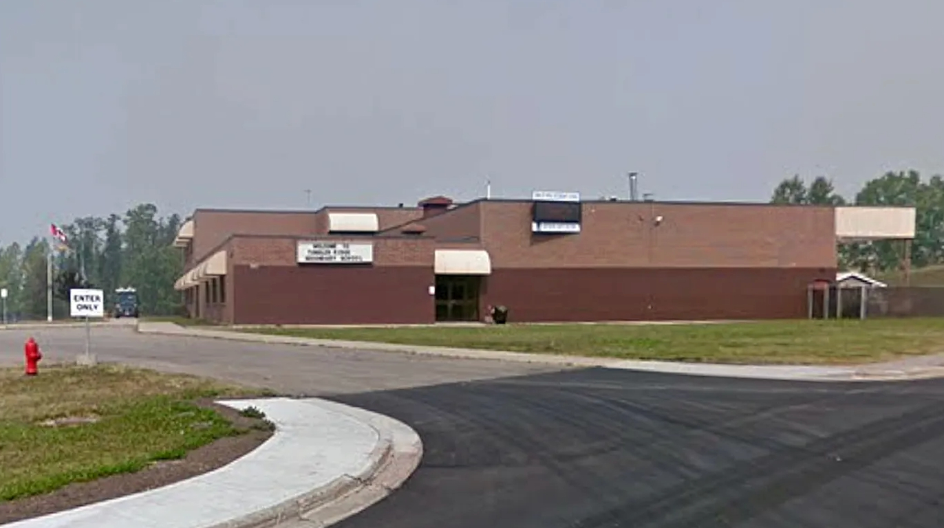 #加拿大枪手疑穿连衣裙作案#【加拿大2000人小镇唯一中学突发枪案10死，女枪手