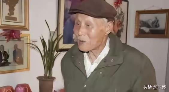 1983年，一个63岁的老农正弯腰给县领导倒水。领导随意一瞥，愣住了——这老头穿