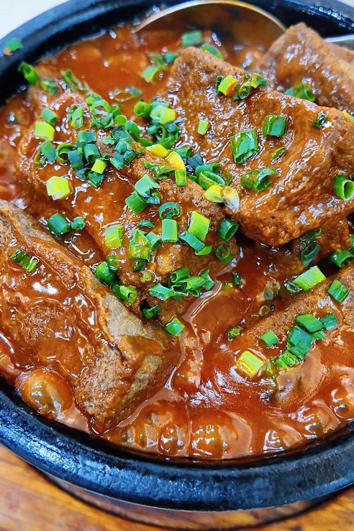 美食探店 跟着老城区街坊的指引，来东华西路吃这间开了30多年的大华土鸡店，竹笙浸