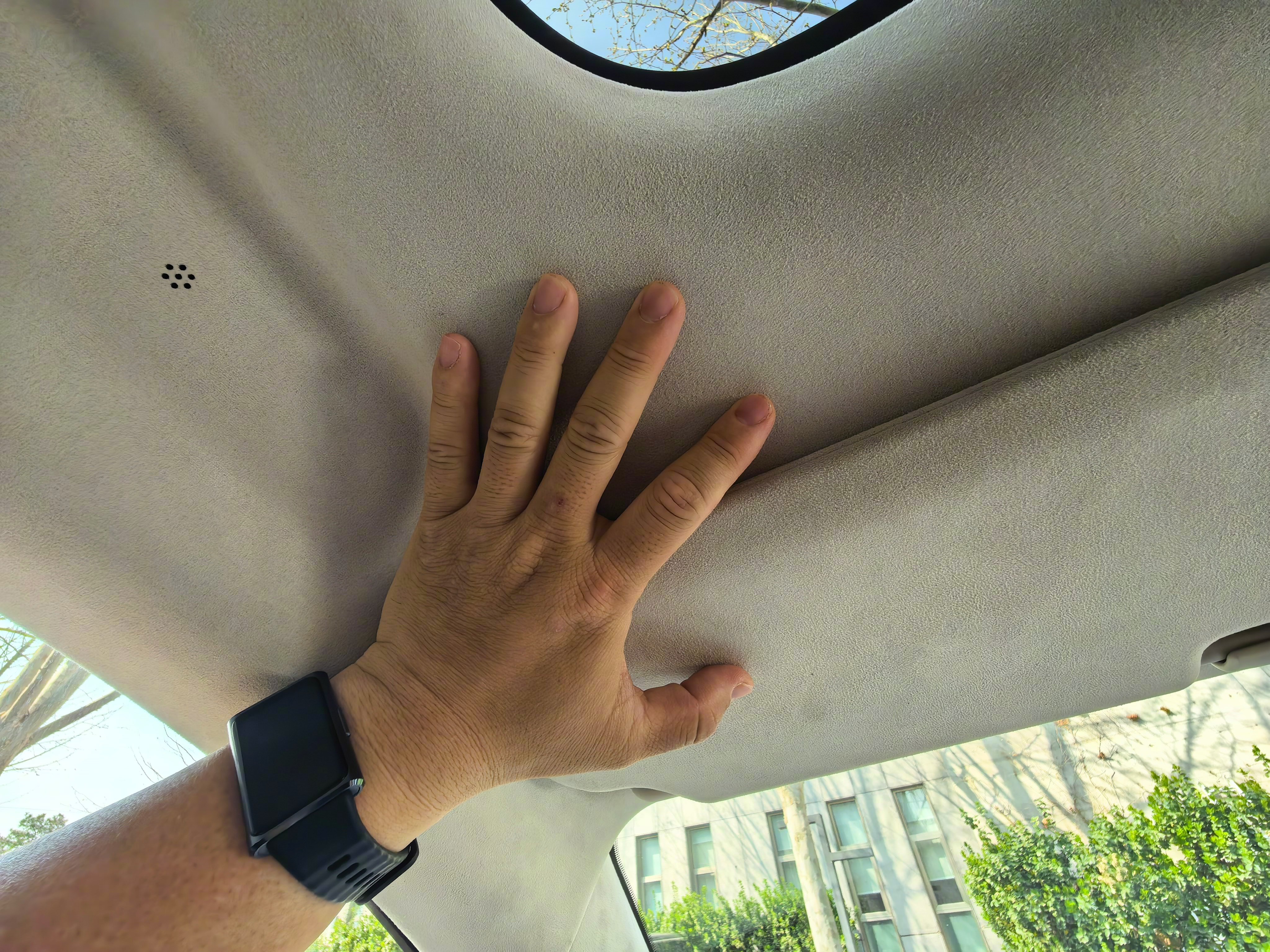 我是万万没想到，魏牌V9X前窗带侧遮阳帘啊，这个好啊，更不晒更隐私了。外加这内饰