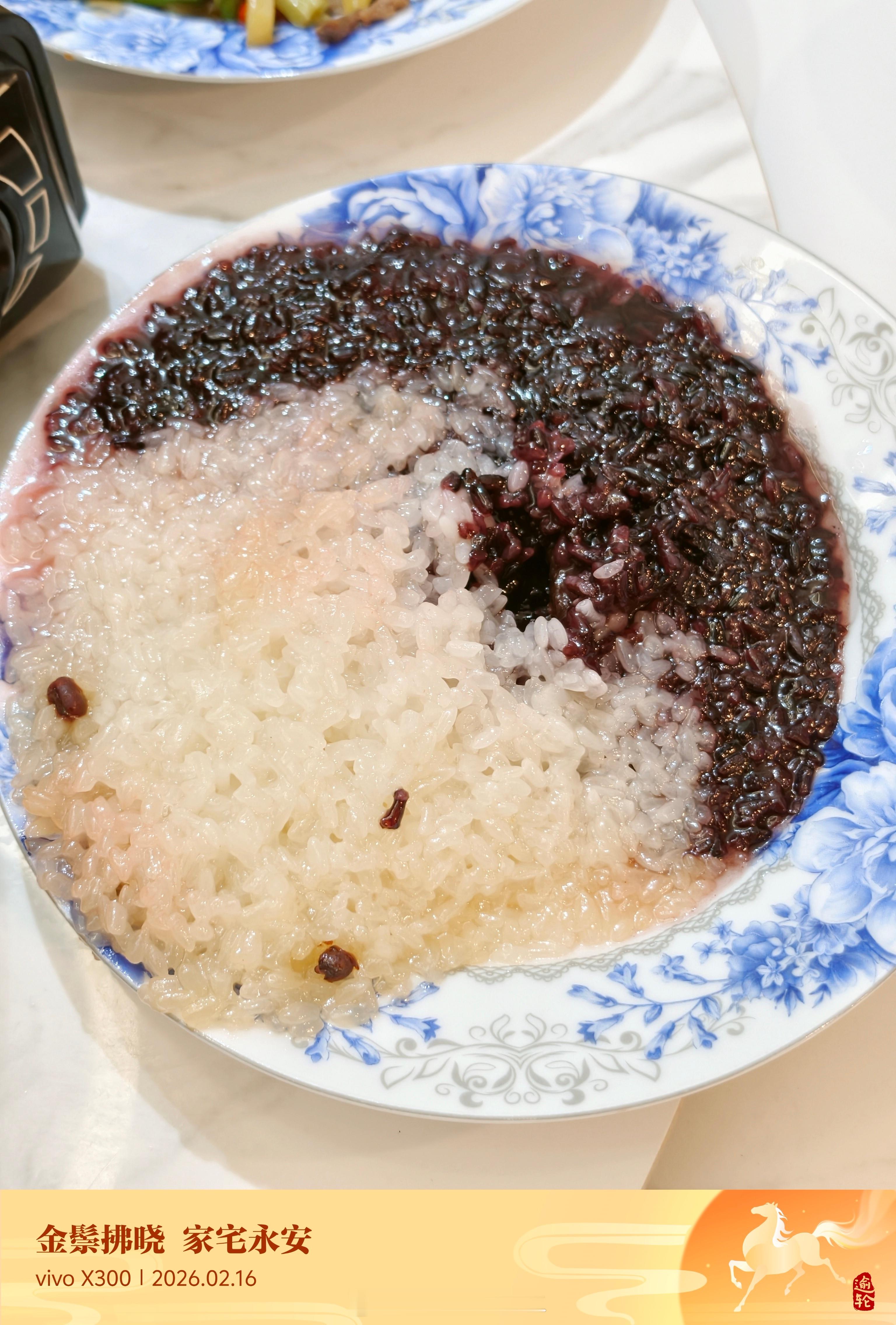 我说这是啥粥啊，太极图吗，外婆说是做毁的八宝粥别看长这样，味道意外不错