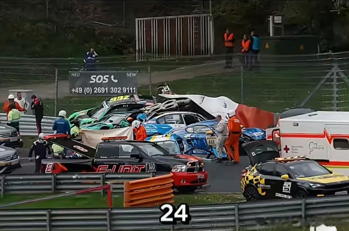 纽北事故7车连环相撞还是比较少见的赛车运动就是喜欢的人很喜欢不喜欢的人觉得危险不