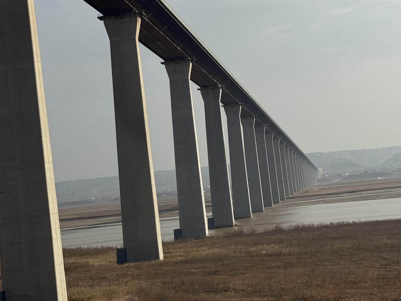 一桥飞架南北，天堑变通途！