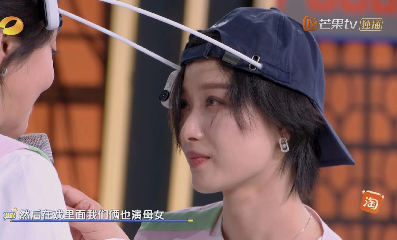 倪妮说感谢闫妮时，要哭了。闫妮的性格真好，而且肯带晚辈。两人在《隐藏的名字》里演