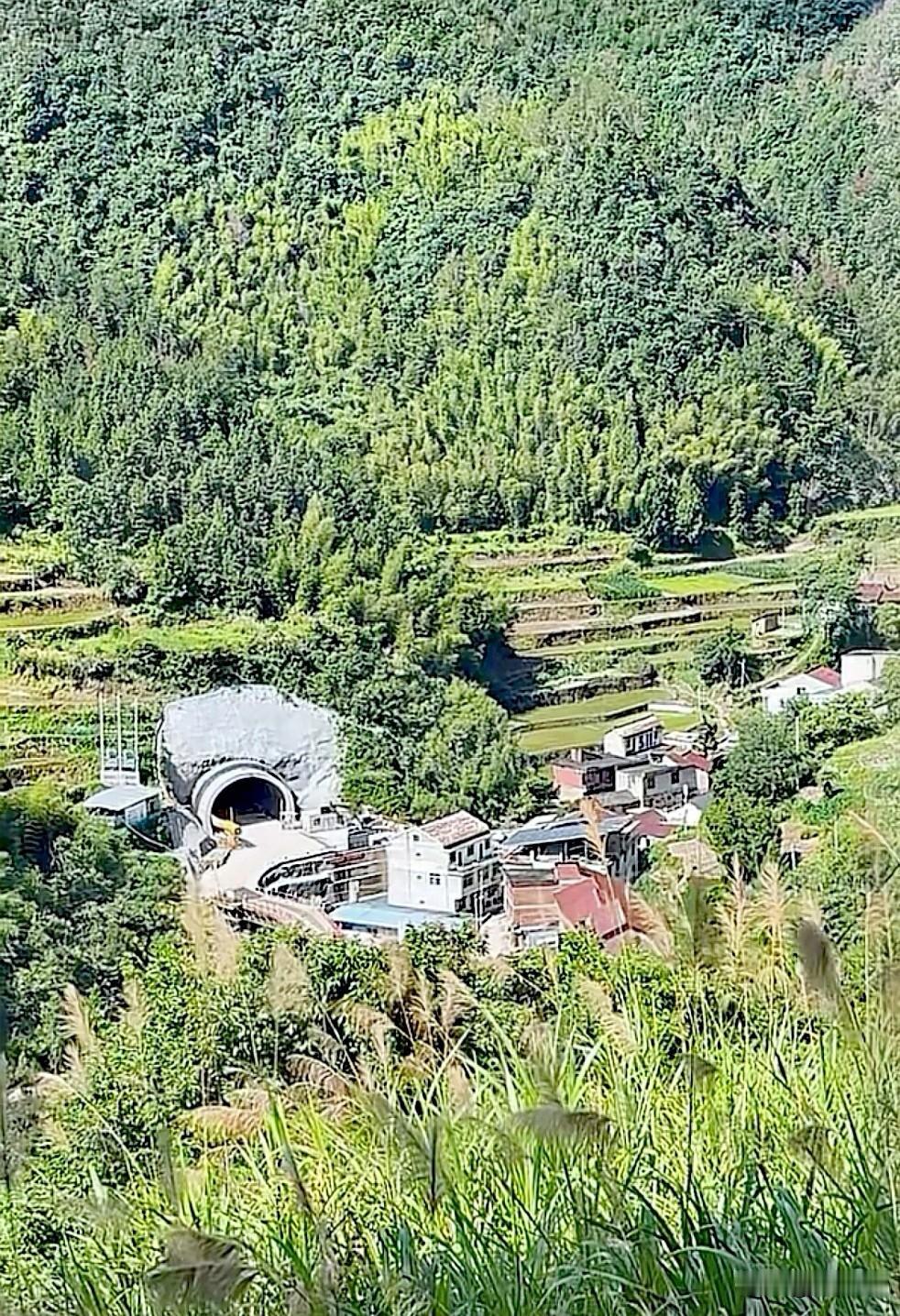 我超爱去深山凹里的小山村拍照！上次去的那个小村子，简直就是人间仙境。
村子被群山