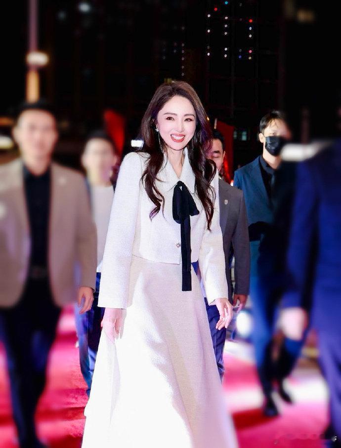 董璇的美松弛又有底气，出席活动优雅自信，完美演绎“经济上行的美”。五官精致抗打，