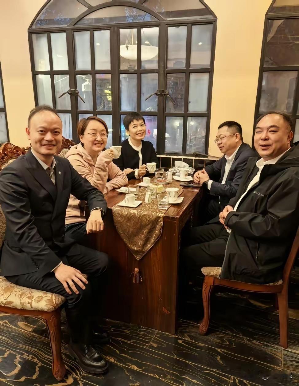 比亚迪高层领导合影，一起有说有笑非常开心